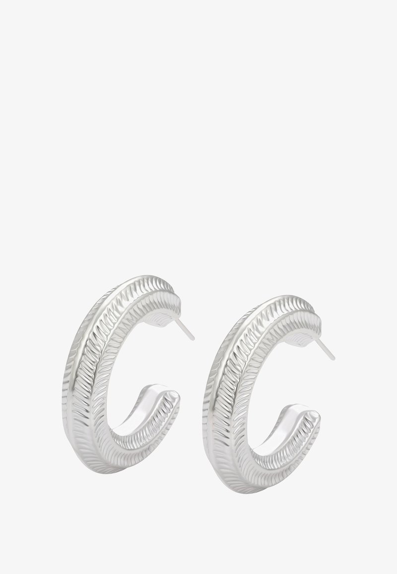 Et par sølv hoop øreringe med tekstureret rillemønster og postlukninger, præsenteret på en hvid baggrund.