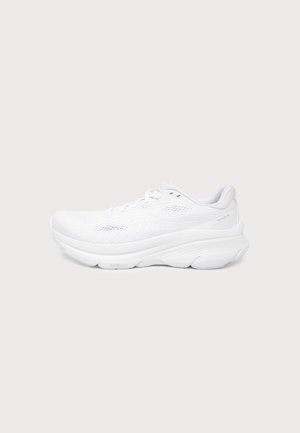 Weißer sportlicher Laufschuh mit Mesh-Obermaterial, gepolsterter Sohle und Schnürdesign, von der Außenseite auf einfachem Hintergrund gezeigt.