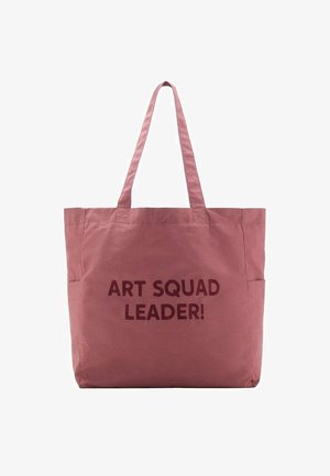 Sac fourre-tout en tissu rose avec deux anses. Présente le texte "ART SQUAD LEADER !" en marron foncé. Léger avec un design simple.