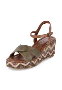 Sandalo wedge in pelle verde oliva con cinturini incrociati, soletta marrone e piattaforma intrecciata multicolore a zigzag. Inclusa cinghia regolabile alla caviglia.