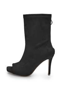 Juodas suede peep-toe aulinukas su stiletto kulnu ir užtrauktuku gale.