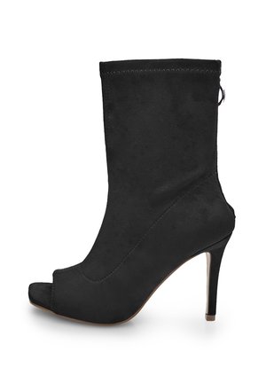 Stivaletto nero in suede con punta aperta, tacco a stiletto e chiusura con zip sul retro.