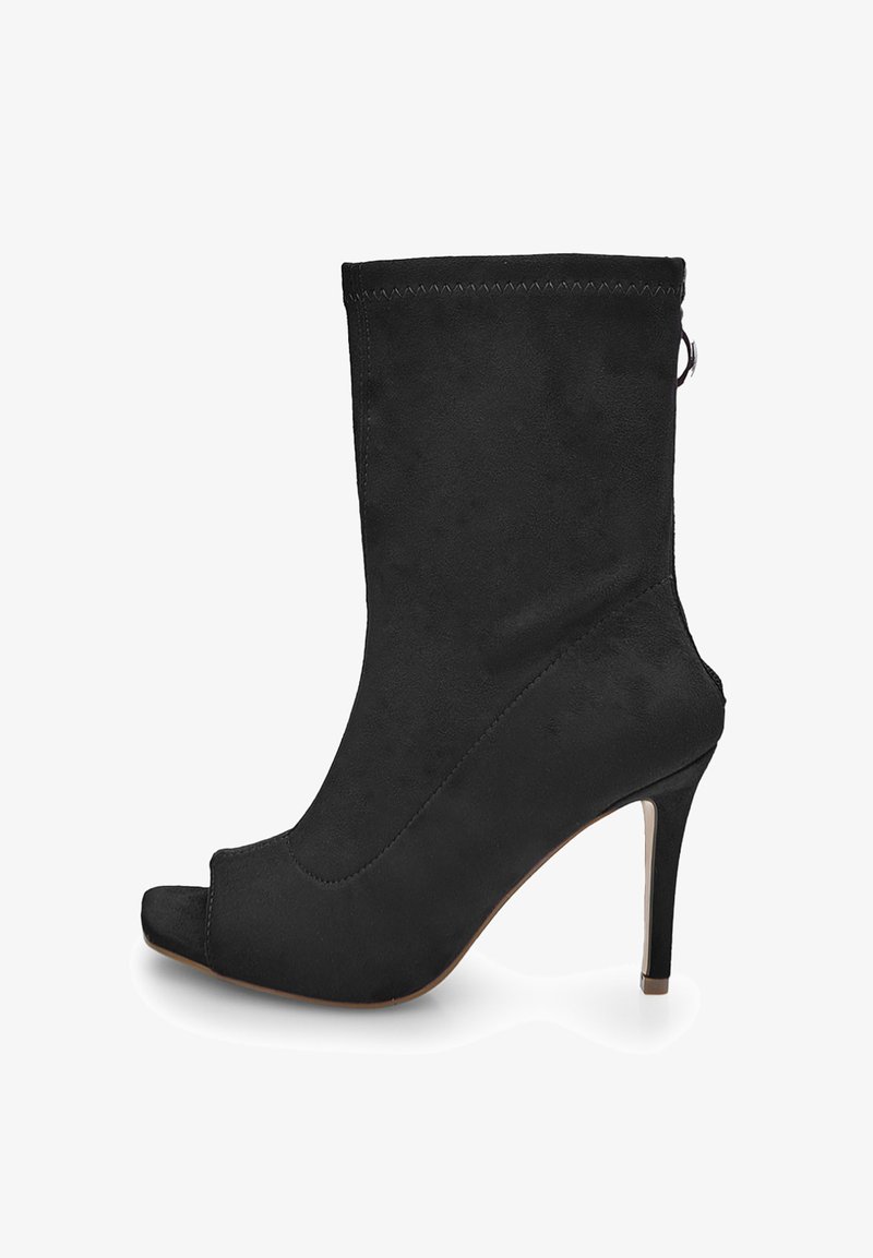 Čierne semišové členkové čižmy s otvorenou špičkou, stiletto podpätkom a zipsom na zadnej strane.