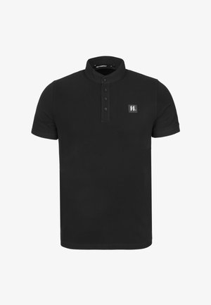 Camisa polo negra con cuello alto, tapeta de botones y un pequeño parche de logo. Fabricada con un tejido suave y un diseño ajustado.