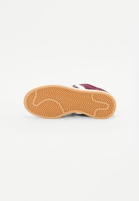 Schuhsohle mit Fischgrätenmuster, aus Gummi, in tanfarbener Ausführung. Der obere Bereich verfügt über kastanienrote und weiße Akzente, mit glatter Textur.