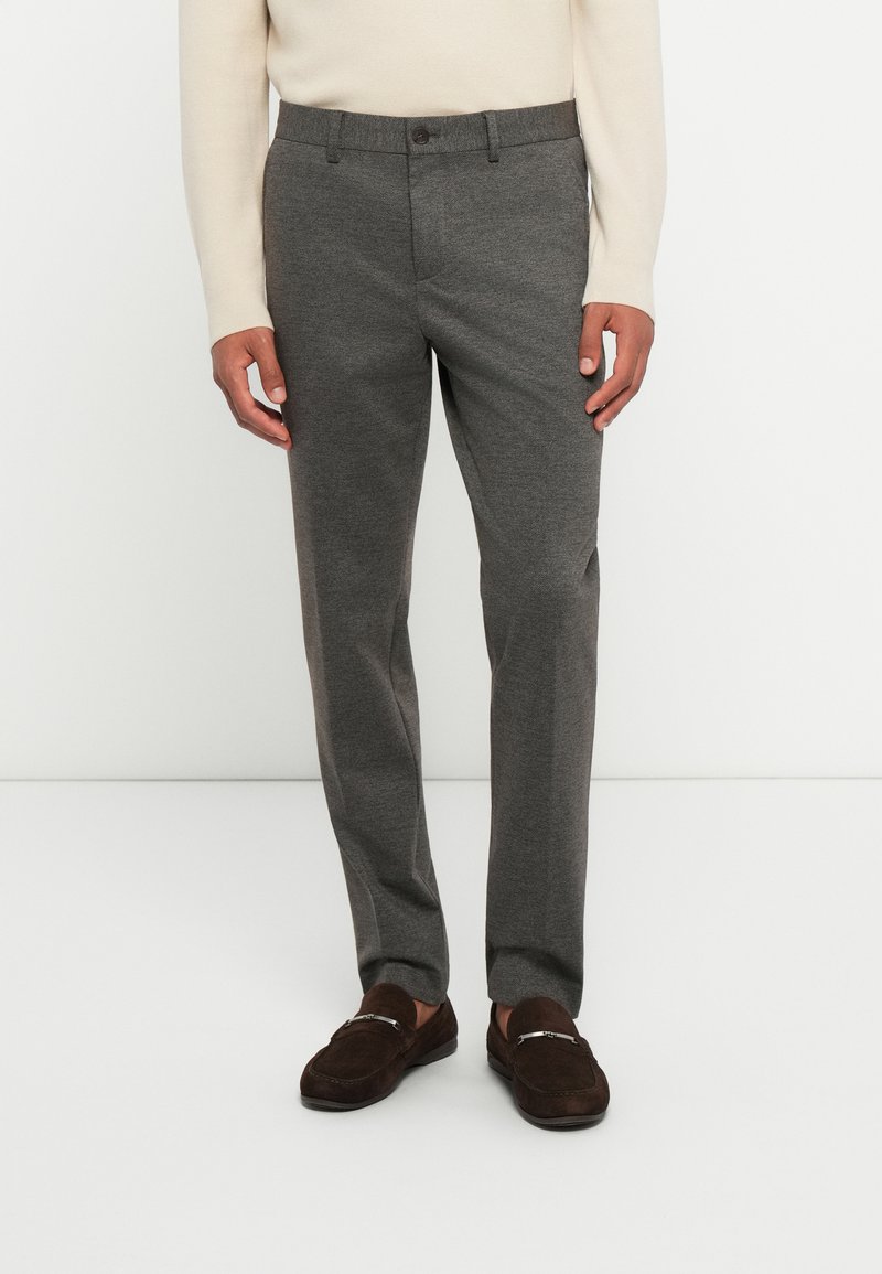 Pantalones gris oscuro confeccionados en una tela suave, con un corte recto, cinturilla con cierre de botón y bolsillos laterales.