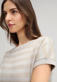 Lichtgrijs gebreid sweater met horizontale beige strepen, textuurstof, geribbelde ronde hals en korte mouwen.