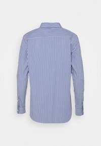 Blå och vitrandig långärmad skjorta med klassisk krage, knappärmar och rak fåll; tillverkad av ett lätt, texturerat tyg.