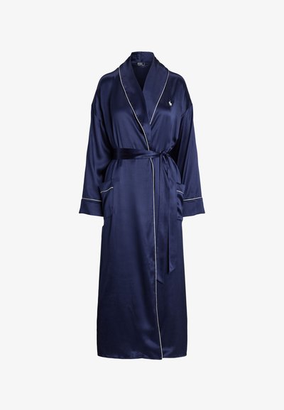Marineblauwe satijnen lange kamerjas met witte bies, sjaalkraag, zijzakken en een ceintuur om de taille.
