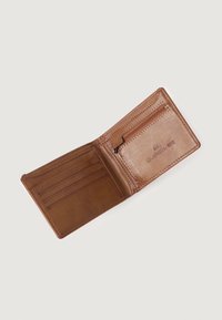 Bruine leren portemonnee met meerdere kaartsleuven, een met rits afgesloten muntenzakje en een geperst logo. Gladde textuur, minimalistisch ontwerp, horizontale oriëntatie.