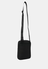 Borsa a tracolla rettangolare nera realizzata in tessuto, con tracolla regolabile, scomparto principale con zip e tasca frontale.