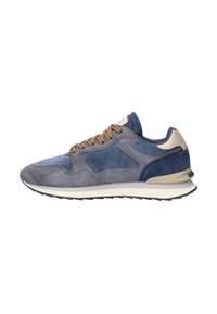 Suède sneakers in tinten van blauw met beige accenten, voorzien van ronde bruine veters, een gecapitonneerde kraag en een rubberen zool.
