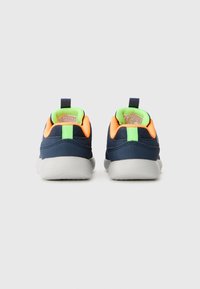 Skechers DYNA LITE - Tenisky - navy/orange/lime