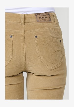 Spodnie z korduroy w kolorze khaki z teksturowaną powierzchnią. Posiadają zaokrąglone tylne kieszenie z dekoracyjnym przeszyciem oraz metkę marki w talii.