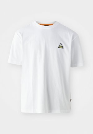T-shirt bianco in cotone con scollatura rotonda, maniche corte e un logo ricamato triangolare in verde e nero sul petto sinistro.
