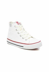 Zapatillas de caña alta hechas de lona blanca con acentos en rojo y negro. Cuentan con cordones blancos, ojales de metal y suela de goma con patrón texturizado.