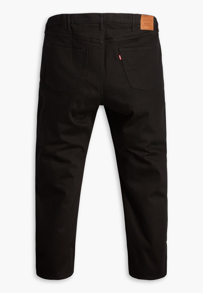 Pantalons en denim noir avec une coupe droite, présentant une patch en cuir au niveau de la taille et deux poches arrière avec un détail en tab rouge.