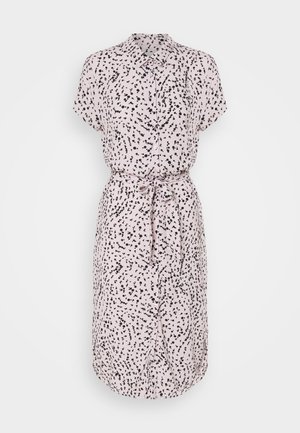 Vestido camisero en tela rosa claro con patrón de motas negras, mangas cortas y cintura con cinturón para un ajuste ajustable.