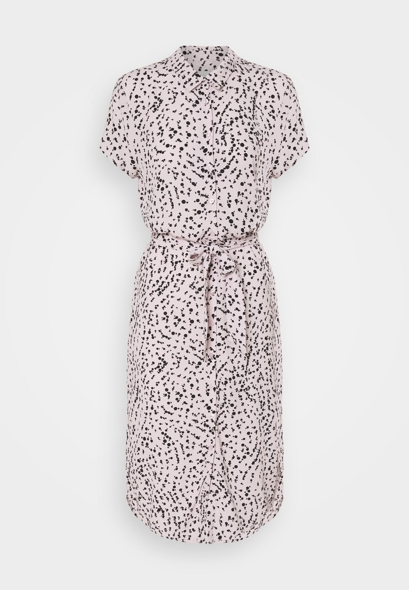 Overhemdjurk in lichtroze stof met zwart gevlekt patroon, korte mouwen en een ceintuur in de taille voor een verstelbare pasvorm.