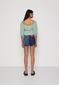 ONLY Petite ONLPELLA 2/4 SMOCK - Marškinėliai su spaudiniu - abundant green