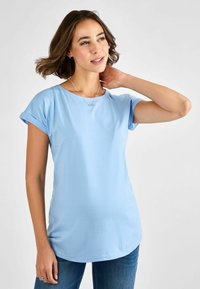 Ljusblå kortärmad T-shirt i mjukt tyg, med rundad halsringning och uppvikt ärm, i en avslappnad passform och slät textur.