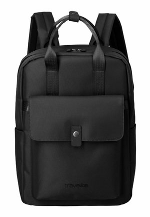 Schwarzer Travelite-Rucksack mit Frontklappentasche und Druckknopfverschluss, gepolsterten Schultergurten und doppelten Tragegriffen an der Oberseite.