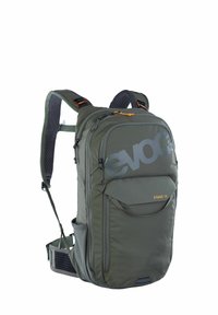 Zaino in tessuto verde con spallacci imbottiti, tasca frontale con zip, schienale in rete, grande logo e zip arancione come dettaglio.