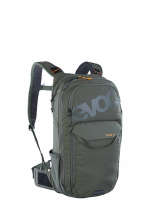 Grüner Stoff-Rucksack mit gepolsterten Trägern, frontalem Reißverschlussfach, Mesh-Rücken, großem Logo und orangefarbenem Reißverschluss-Zipper.