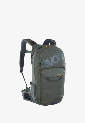 Grüner Stoff-Rucksack mit gepolsterten Trägern, frontalem Reißverschlussfach, Mesh-Rücken, großem Logo und orangefarbenem Reißverschluss-Zipper.