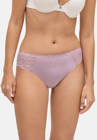 Ropa interior de tela lavanda con paneles laterales de encaje, con una textura suave y un diseño clásico de bragas. Cintura ajustable para un ajuste confortable.