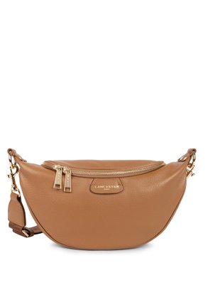 Borsa a tracolla in pelle in tono cuoio, con forma arrotondata, hardware dorato, chiusura a doppia zip e logo impresso sul davanti.