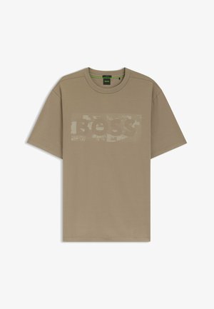 Beiges T-Shirt mit kurzen Ärmeln und Rundhalsausschnitt, vorne in der Mitte mit einem verblassten rechteckigen "BOSS"-Logo und grünem Detail im Kragen.