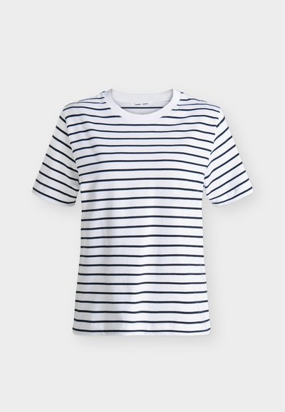 T-shirt blanc à manches courtes et col rond avec des rayures noires horizontales uniformément espacées sur le devant et les manches.
