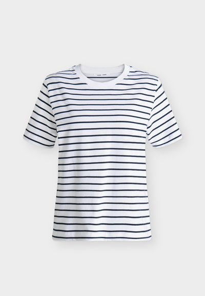 T-shirt blanc à manches courtes et col rond avec des rayures noires horizontales uniformément espacées sur le devant et les manches.