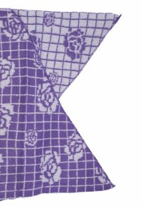 Sciarpa viola a motivi geometrici con un design a griglia e motivi floreali, realizzata in tessuto morbido, che presenta una finitura testurizzata e bordi frangiati.
