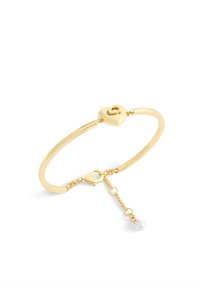 Bracciale in tono dorato con chiusura a forma di cuore, finitura liscia e una catena di estensione con un piccolo accento di perla.