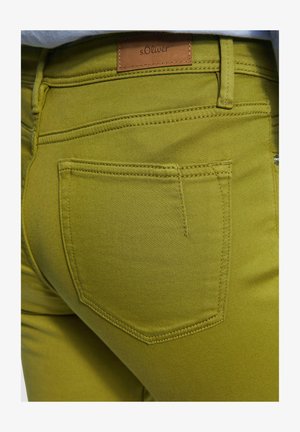 Alyvuogių žalios spalvos liesos kelnės su lygia tekstūra, turinčios mažą užpakalinį kišenę ir odinį s.Oliver etiketas ant juosmens.