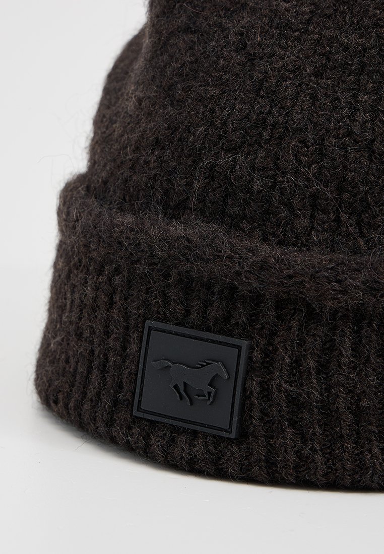 Ciemnobrązowa dziana czapka z wywiniętym brzegiem. Wykonana z teksturowanego materiału przypominającego wełnę, z czarną prostokątną naszywką z logo przedstawiającym konia.