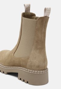 Beige Wildleder-Ankle-Boot mit elastischen seitlichen Einsätzen und einer Zuglasche. Verfügt über eine klobige Gummisohle mit strukturiertem Finish und kontrastierenden Nähten.