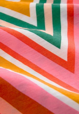 Farebný textil s chórovým vzorom v pruhoch ružovej, zelenej, oranžovej, žltej a bielej farby, s jemným, textúrovaným vzhľadom.