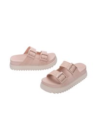 Sandali platform rosa con due cinturini regolabili, suole testurizzate e lettering del marchio in rilievo sui cinturini per aderenza e stile.