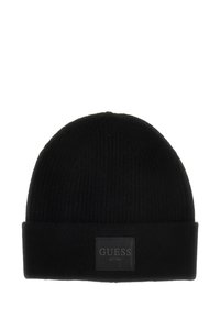 Beanie nera a coste con risvolto, caratterizzata da un'etichetta nera rettangolare embosserata con "GUESS EST.1981" in lettere bianche.