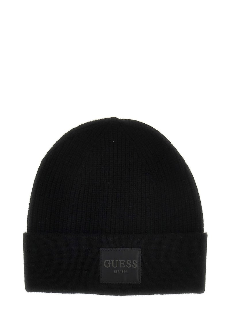 Beanie nera a coste con risvolto, caratterizzata da un'etichetta nera rettangolare embosserata con "GUESS EST.1981" in lettere bianche.