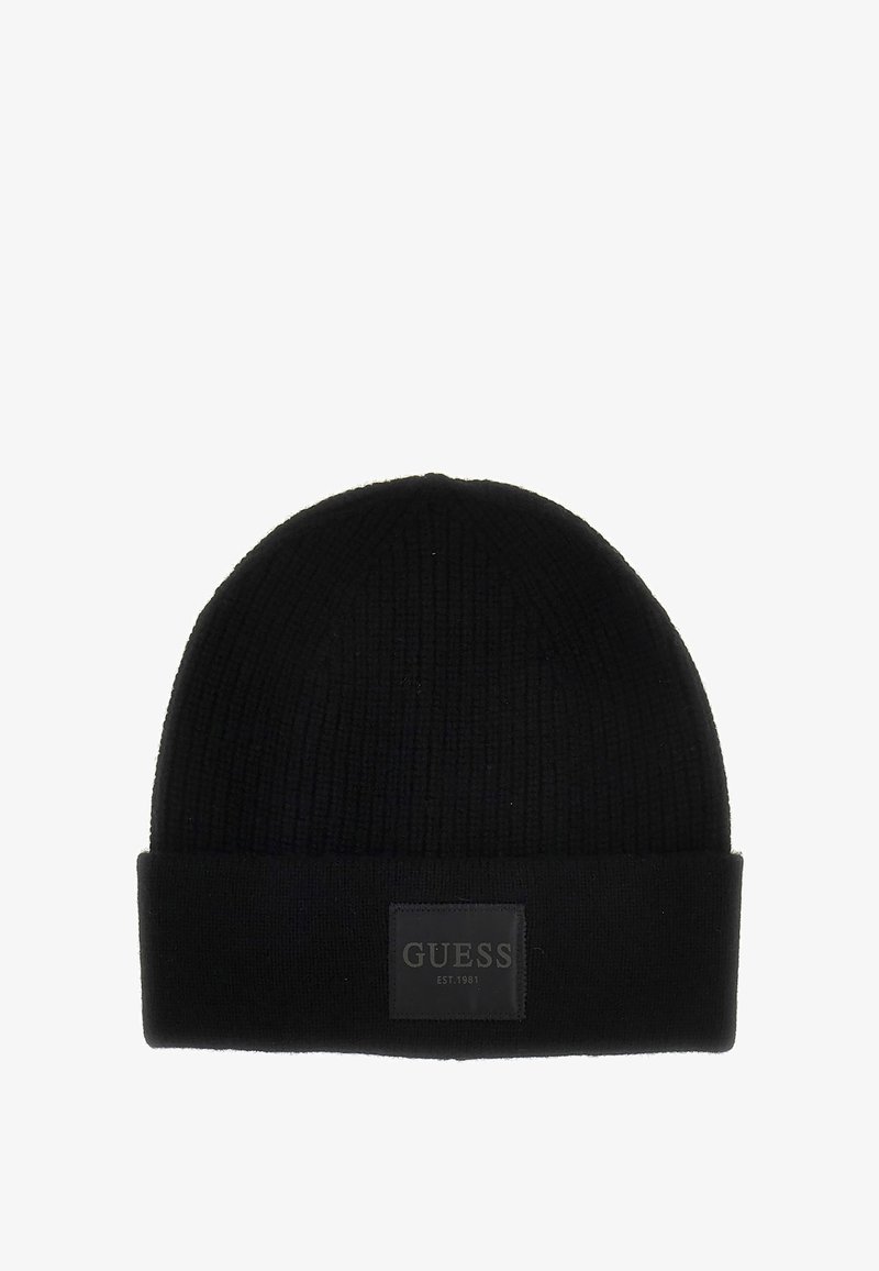 Beanie nera a coste con risvolto, caratterizzata da un'etichetta nera rettangolare embosserata con "GUESS EST.1981" in lettere bianche.