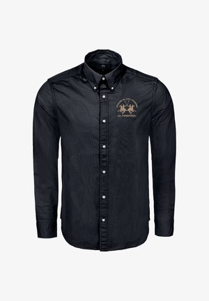Sort langærmet skjorte med knaplukning på kraven, prydet med et guldbroderet logo på brystet og knapper foran.