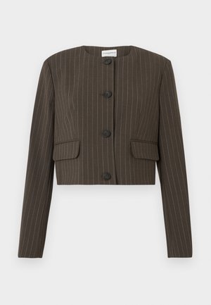 Rudos spalvos trumpas švarkas su plonais baltais dryželiais, suapvalintu kaklo iškirpimu, keturiais priekiniais mygtukais ir dviem atvartais uždengtomis kišenėmis.