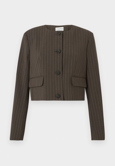 Barna rövidített blézer vékony fehér vékony csíkokkal, kerek nyakkivágással, négy elülső gombbal és két fedeles zsebbel.