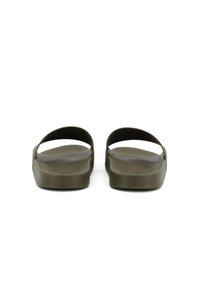 Ciabatte slide verde oliva con una texture liscia, caratterizzate da una fascia larga e una soletta sagomata, progettate per comfort e facilità di utilizzo.
