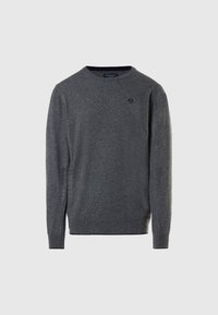 Szary pleciony sweter z okrągłym dekoltem, prążkowanymi mankietami i dolnym ściągaczem. Na piersi znajduje się małe ciemne logo. Wykonany z miękkiego, lekkiego materiału.