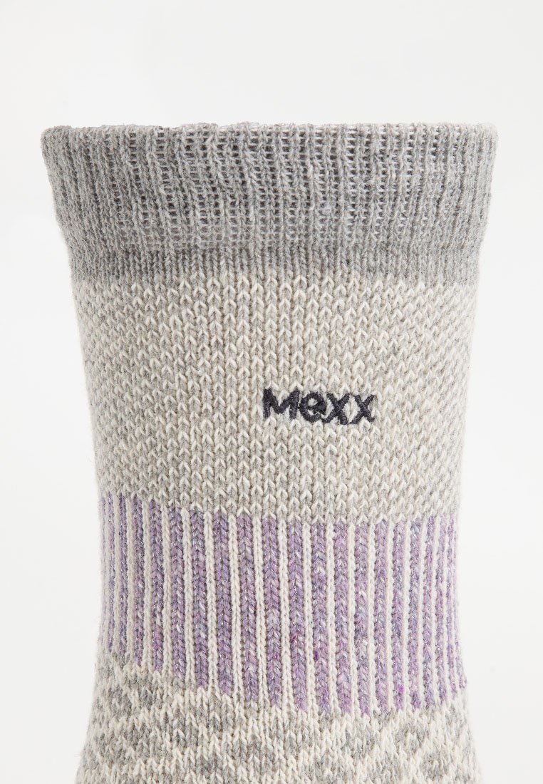 Skarpetki dziane z szarym ściągaczem, wzorzystym ciałem i fioletowymi paskami. Zawierają logo "mexx" w ciemnym threadzie w pobliżu brzegu. Miękka tekstura.